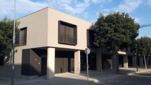 Vista general d’un conjunt d’habitatges adossats d’obra nova a Palau-solità i Plegamans