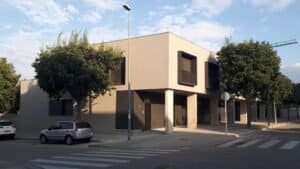 Fase d’obra amb encofrats i estructura d’un conjunt d’habitatges adossats