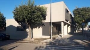 Façana en cantonada d’habitatges adossats d’obra nova