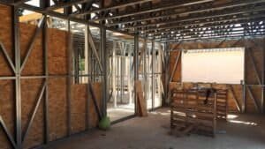 Vista interior de l’estructura metàl·lica i forjat en un habitatge industrialitzat