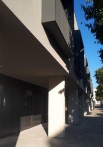 Recorregut cobert i espais comuns a planta baixa del conjunt residencial