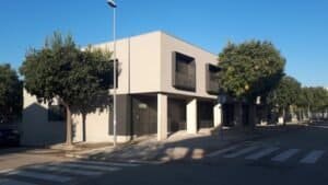 Vista des del carrer del conjunt d’habitatges adossats d’obra nova