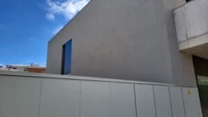 Detall constructiu façana moderna amb panells exteriors, Palau-Solità 2022.