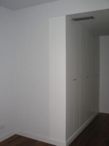 Detall interior: armari encastat blanc