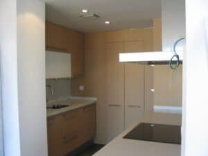 Cuina moderna amb mobles de fusta clara