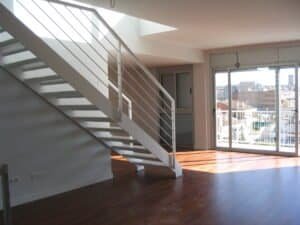 Interior de pis amb escala moderna