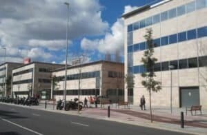 Façana d'edificis d'oficines moderns Citypark Cornella amb pedra i grans finestrals.