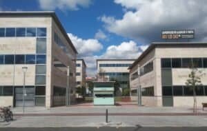 Façana principal del 1994 Citypark Cornellà, amb la caseta de control d'accés.