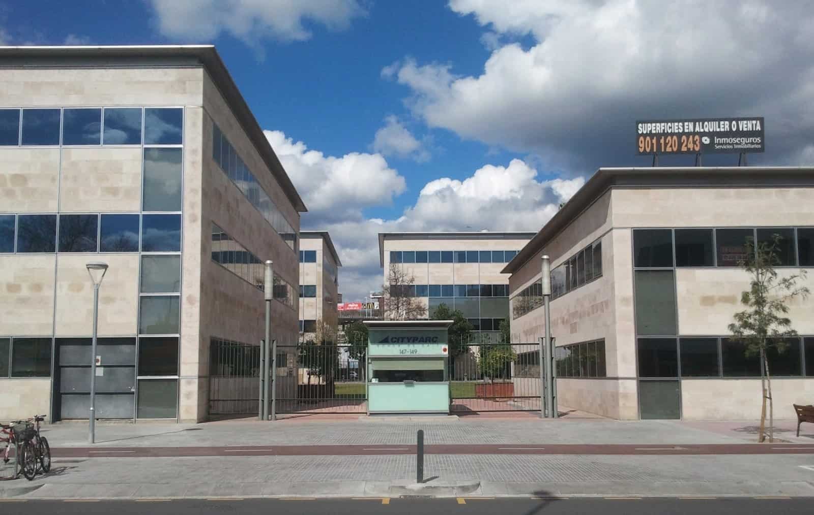 Façana principal del 1994 Citypark Cornellà, amb la caseta de control d'accés.