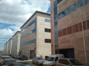 Façanes d'edificis d'oficines Citypark Cornellà amb revestiment de pedra i finestrals moderns.