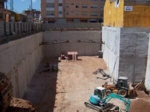 Detall constructiu: excavació profunda amb pantalles de contenció i maquinària d'obra a Ctra Barcelona 2008.