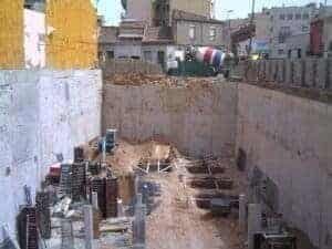Detall constructiu: excavació profunda per fonaments d'edifici nou. Ctra Barcelona 2008.