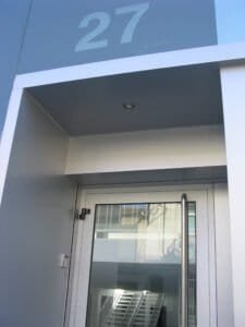 Accés modern edifici Ctra Barcelona