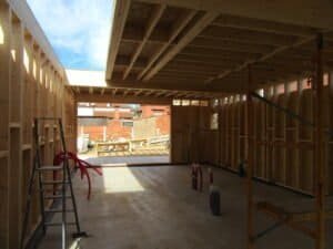 Interior obra: estructura de fusta contraxapada vista