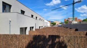 Façanes filera de 8 cases modernes Palau-Solità, fase 2. Obra 2022 amb grua.