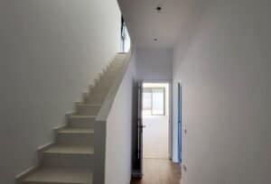 Interior modern Palau-Solita fase 2: escala i passadís lluminós, projecte 2022 Filera.