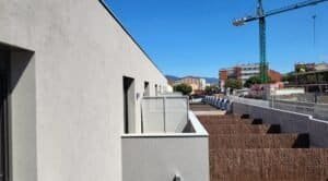 Façana lateral filera de cases Palau-Solità fase 2, amb balcons i terrasses.