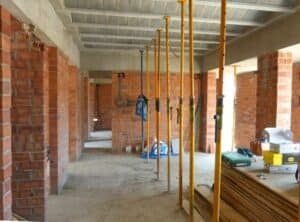 Casa Ullastrell 2015: Procés constructiu interior amb puntals i murs de maó.