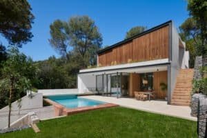 Arquitectura residencial moderna: façana fusta/formigó