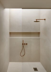 Dutxa interior projecte Enrique Lanfranco 5 amb microciment i detalls de coure.