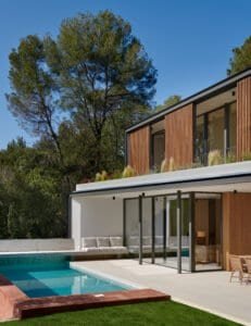 Casa Enrique Lanfranco 2023: façana moderna amb fusta