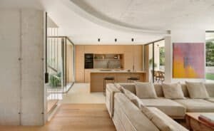 Cuina i saló d'una casa d'arquitectura moderna