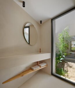 Bany minimalista amb lavabo de microciment