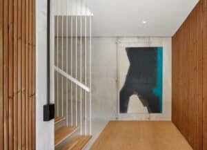 Detall interior amb escala de fusta