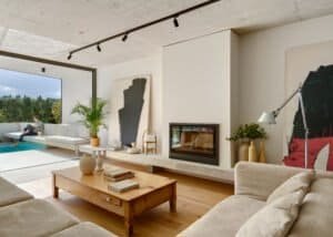 Sala d'estar moderna amb llar de foc