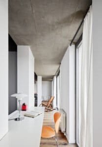 Casa Ullastrell 2015: interior amb zona d'estudi