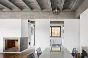 Interior de Casa Ullastrell amb llar de foc