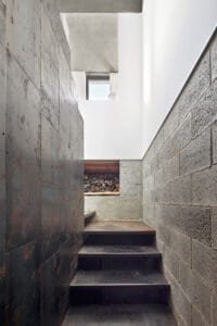 Escala interior amb paret de metall oxidat