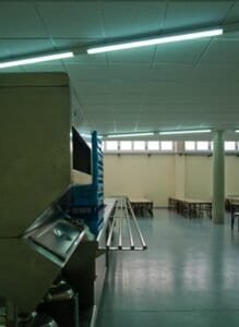 Interior de menjador amb línia de servei professional i taules. Edifici Carmelites.