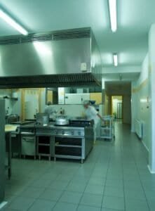 Cuina professional d'instal·lacions Carmelites, amb equipament modern d'acer inoxidable.