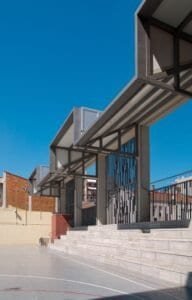 Arquitectura moderna Carmelites: estructura metàl·lica, coberta i graderies en pati exterior.