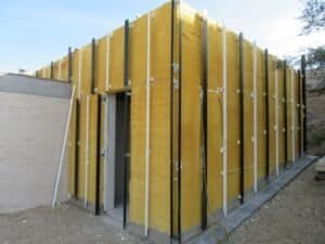 Detall constructiu façana Casa Ullastrell: aïllament tèrmic exterior amb escuma i perfils.