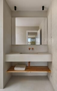 Bany d’obra nova amb il·luminació indirecta i disseny minimalista