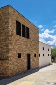 Vista exterior d’habitatge unifamiliar d’obra nova amb estructura de fusta en fase d’execució