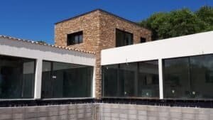 Detall de l’envolupant amb membrana protectora en una casa unifamiliar d’obra nova