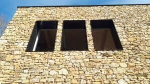 Volum principal amb façana de pedra d’una casa unifamiliar aïllada