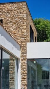 Façana lateral amb obertures petites en habitatge unifamiliar aïllat