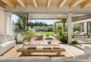 Sala d’estar oberta al porxo i al jardí en habitatge unifamiliar aïllat