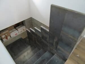 Interior: escala industrial de metall amb barana