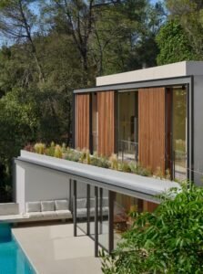 Habitatge unifamiliar d’obra nova amb façana de formigó vist i lames de fusta