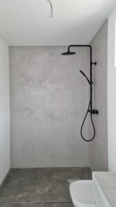 Bany amb acabats continus en una casa unifamiliar d’obra nova