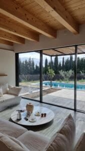 Vista del jardí amb piscina i porxo d’una casa unifamiliar aïllada