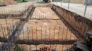 Vista d’obra de la façana d’una casa unifamiliar amb combinació de pedra i arrebossat