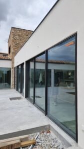 Volums d’habitatge unifamiliar resolts amb murs de fusta massissa