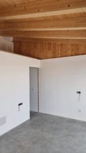 Sala d’estar oberta al jardí i piscina en casa unifamiliar