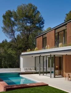 Detall de façana amb proteccions solars de lames de fusta